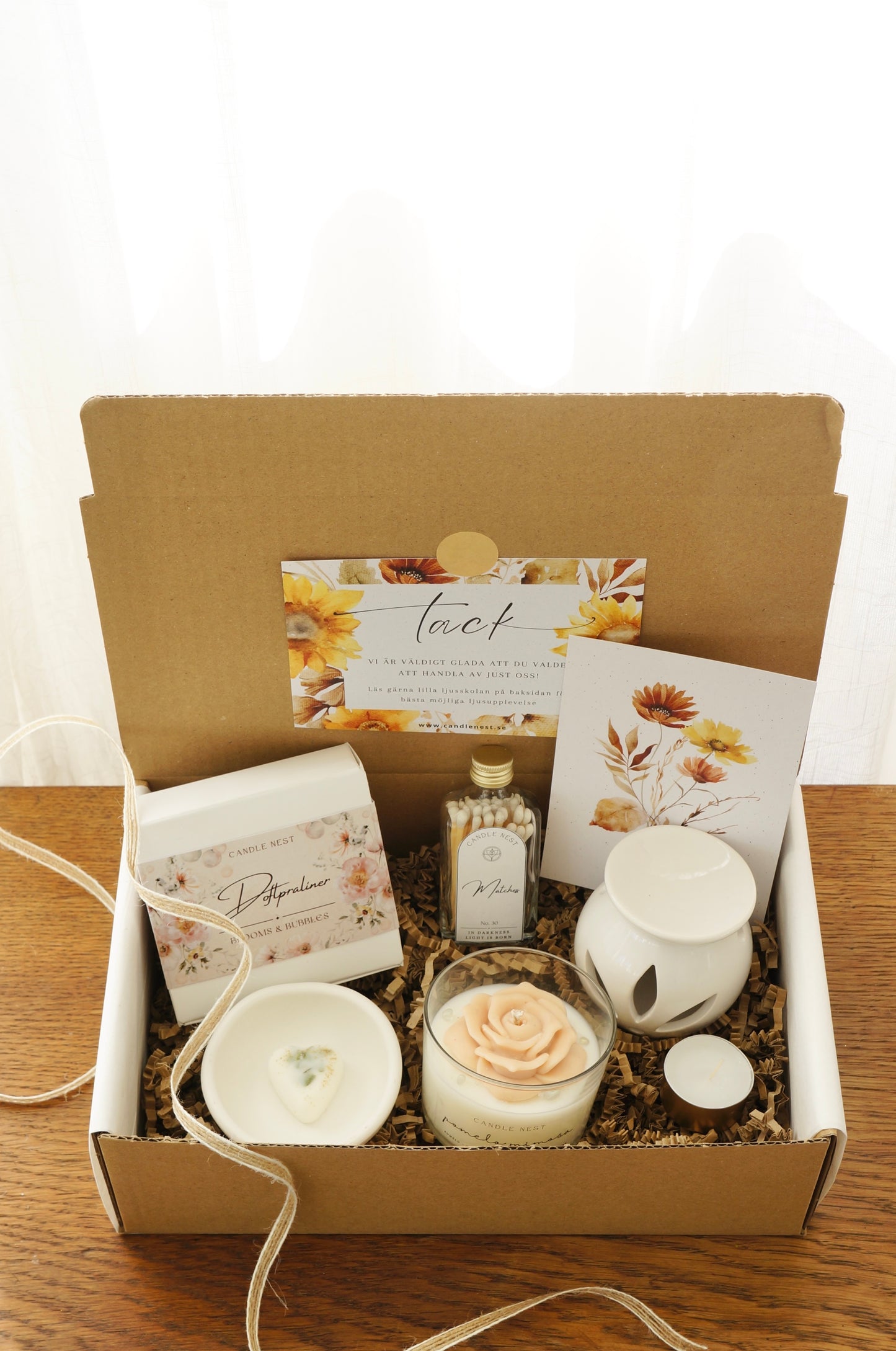 Stor presentbox med Doftpraliner, Doftljus "Blomms & Bubbles", skål för doftpraliner, aromalampa, laska med tändstickor och värmljus. Vacker placerat i en naturfärgad presentkartong.