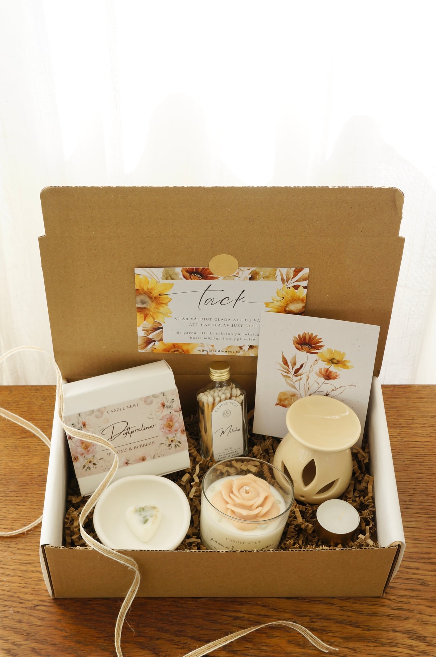 Stor presentbox med Doftpraliner, Doftljus "Blomms & Bubbles", skål för doftpraliner, aromalampa, laska med tändstickor och värmljus. Vacker placerat i en naturfärgad presentkartong.