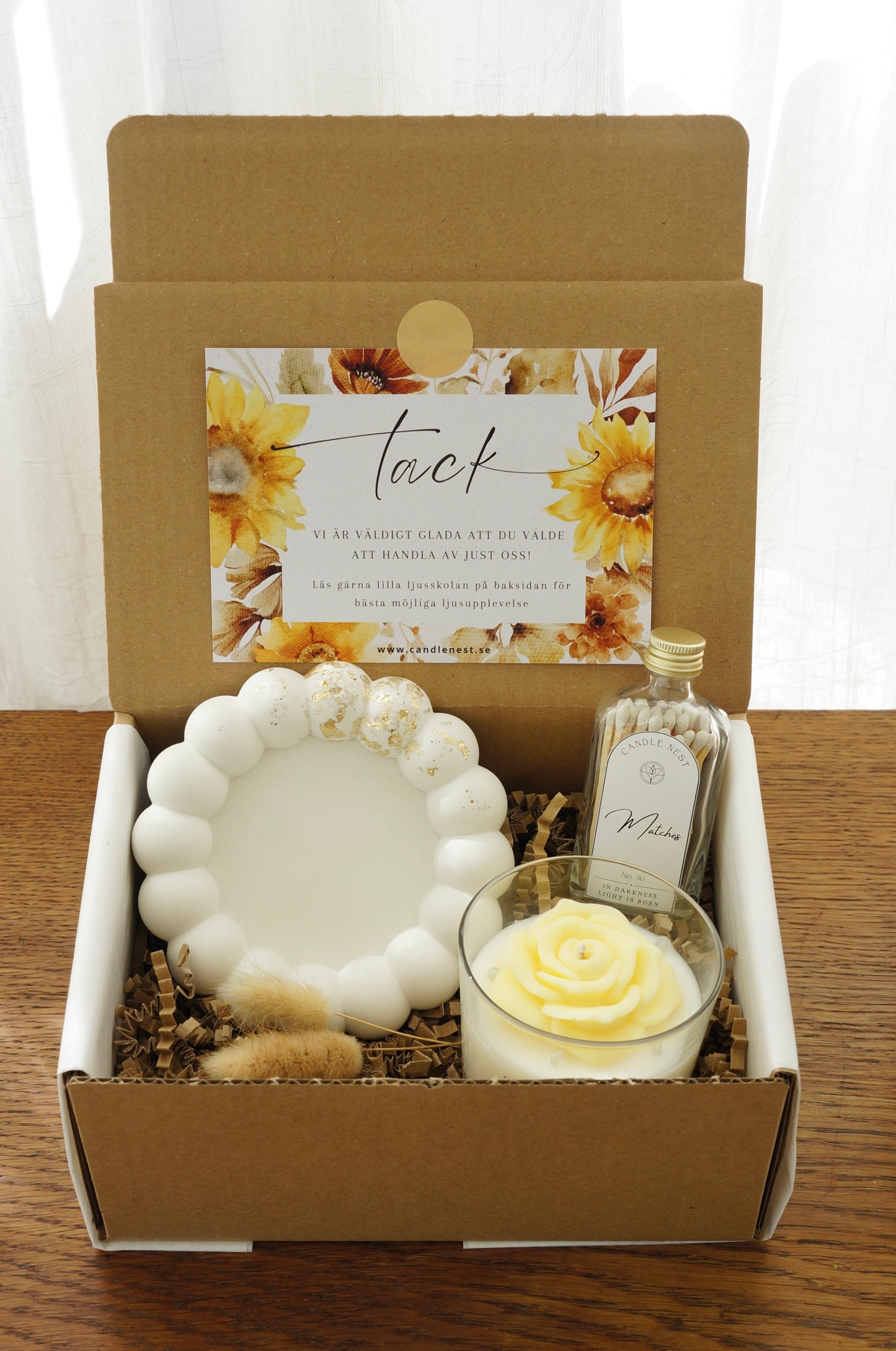 Lyxig Presentbox med ljusfat, Booms & Bubbles doftljus (Limoncello), flaska med tändstickor.