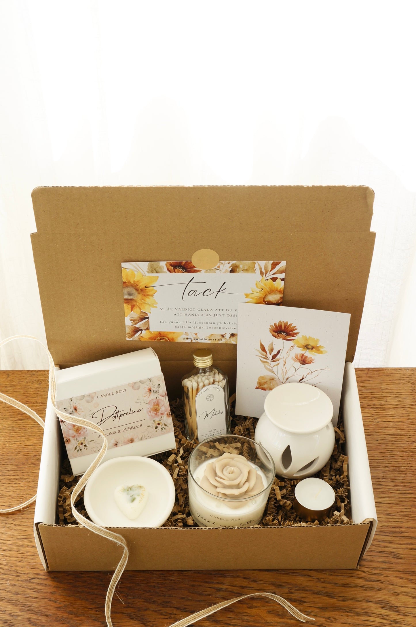 Stor presentbox med Doftpraliner, Doftljus "Blomms & Bubbles", skål för doftpraliner, aromalampa, laska med tändstickor och värmljus. Vacker placerat i en naturfärgad presentkartong.