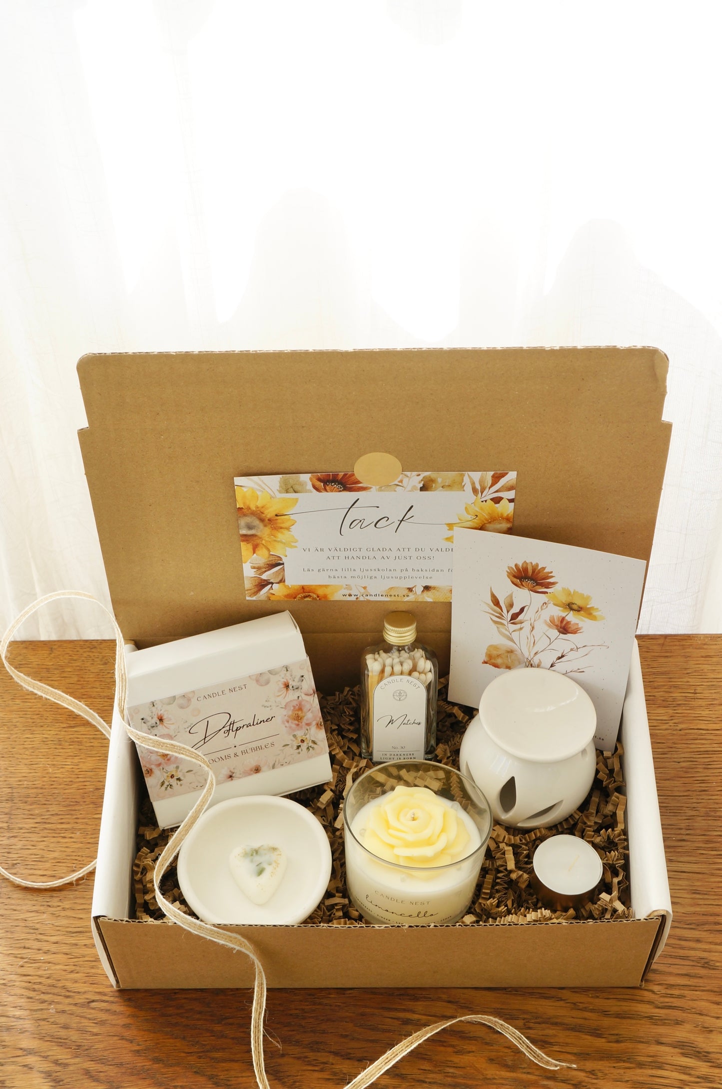 Stor presentbox med Doftpraliner, Doftljus "Blomms & Bubbles", skål för doftpraliner, aromalampa, laska med tändstickor och värmljus. Vacker placerat i en naturfärgad presentkartong.