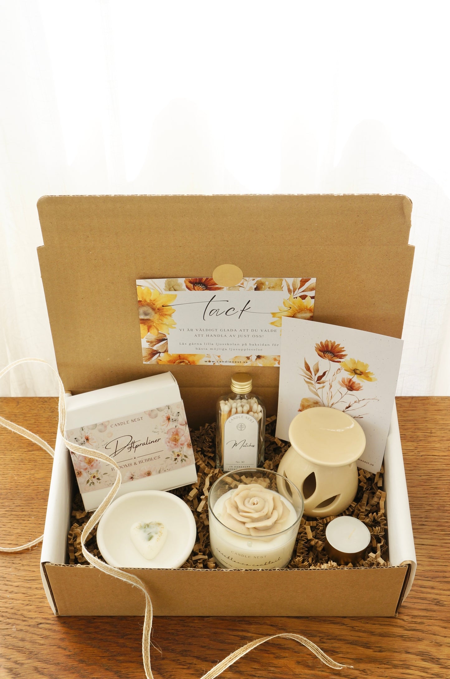 Stor presentbox med Doftpraliner, Doftljus "Blomms & Bubbles", skål för doftpraliner, aromalampa, laska med tändstickor och värmljus. Vacker placerat i en naturfärgad presentkartong.