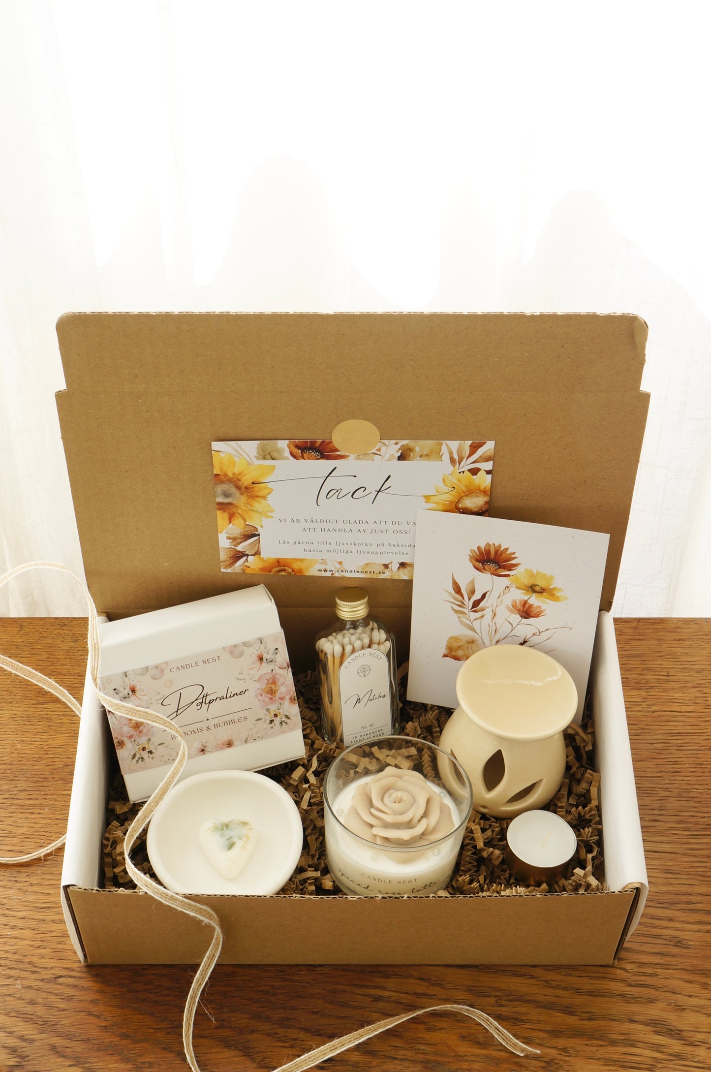 Stor presentbox med Doftpraliner, Doftljus "Blomms & Bubbles", skål för doftpraliner, aromalampa, laska med tändstickor och värmljus. Vacker placerat i en naturfärgad presentkartong.