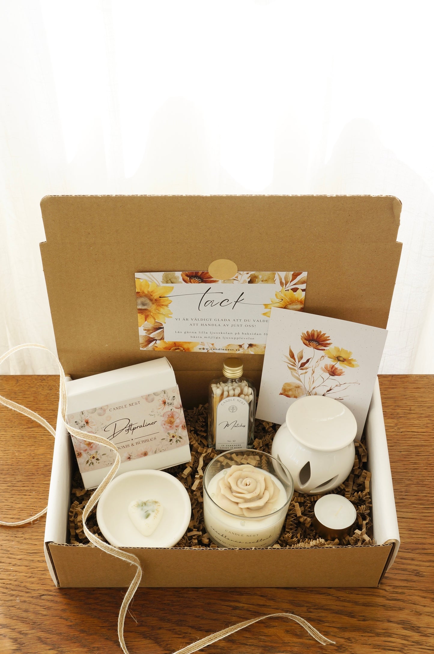 Stor presentbox med Doftpraliner, Doftljus "Blomms & Bubbles", skål för doftpraliner, aromalampa, laska med tändstickor och värmljus. Vacker placerat i en naturfärgad presentkartong.