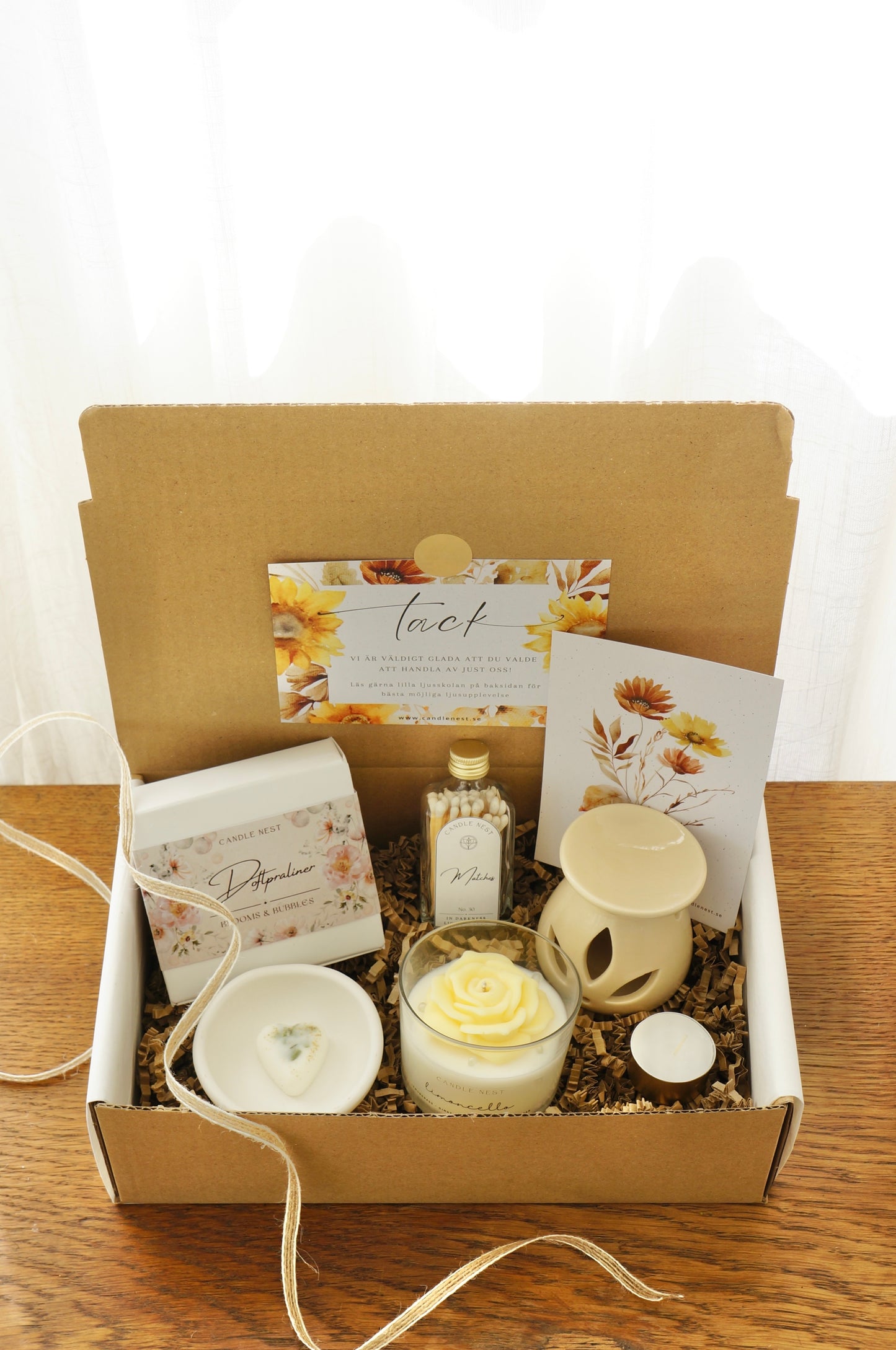 Stor presentbox med Doftpraliner, Doftljus "Blomms & Bubbles", skål för doftpraliner, aromalampa, laska med tändstickor och värmljus. Vacker placerat i en naturfärgad presentkartong.