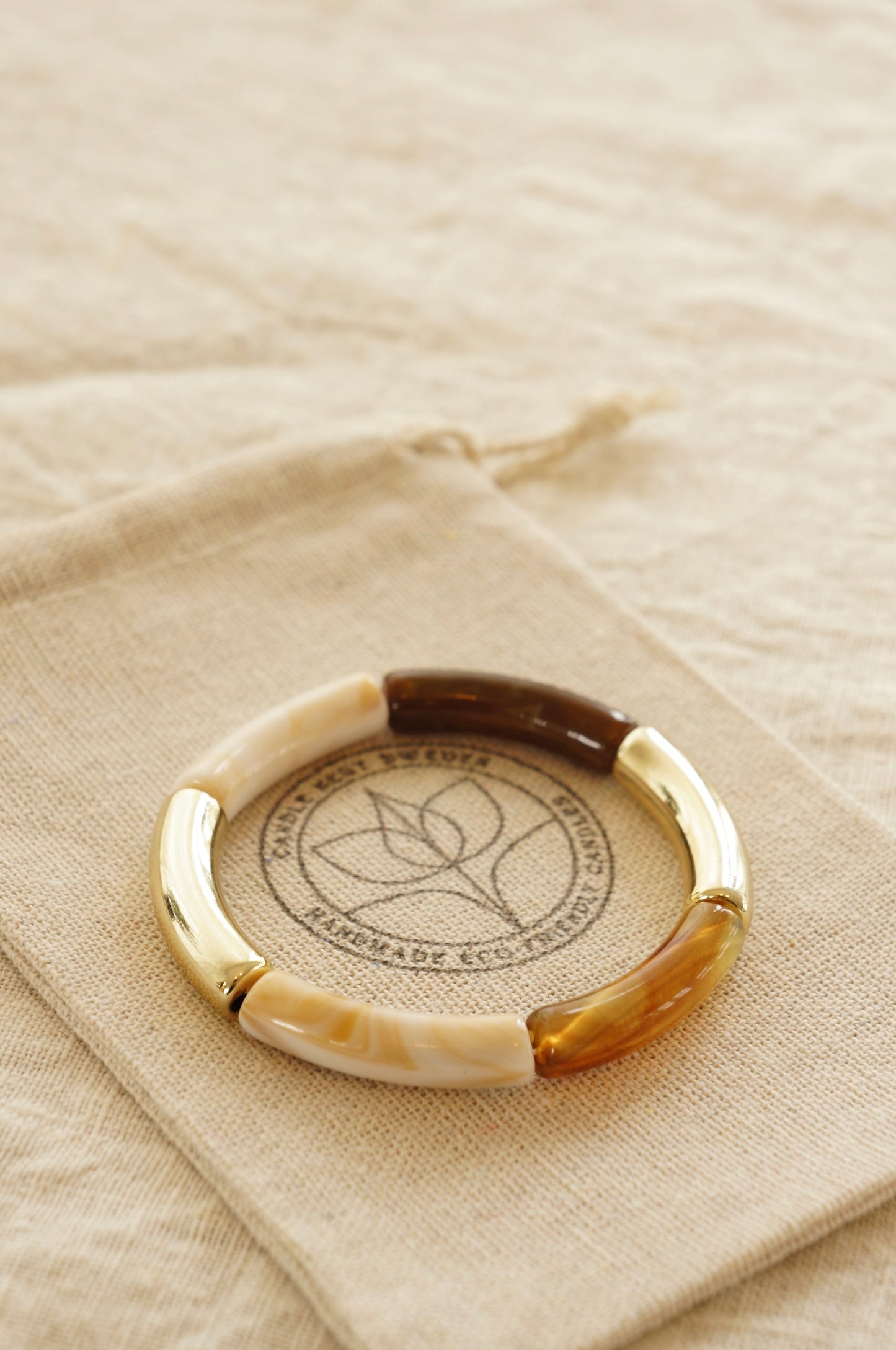 Comporta Collection armband i amber och mörkt havsglas med gulddetaljer på vit bakgrund