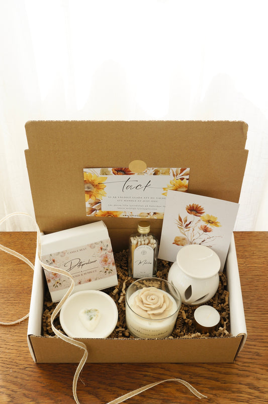 Stor presentbox med Doftpraliner, Doftljus "Blomms & Bubbles", skål för doftpraliner, aromalampa, laska med tändstickor och värmljus. Vacker placerat i en naturfärgad presentkartong.