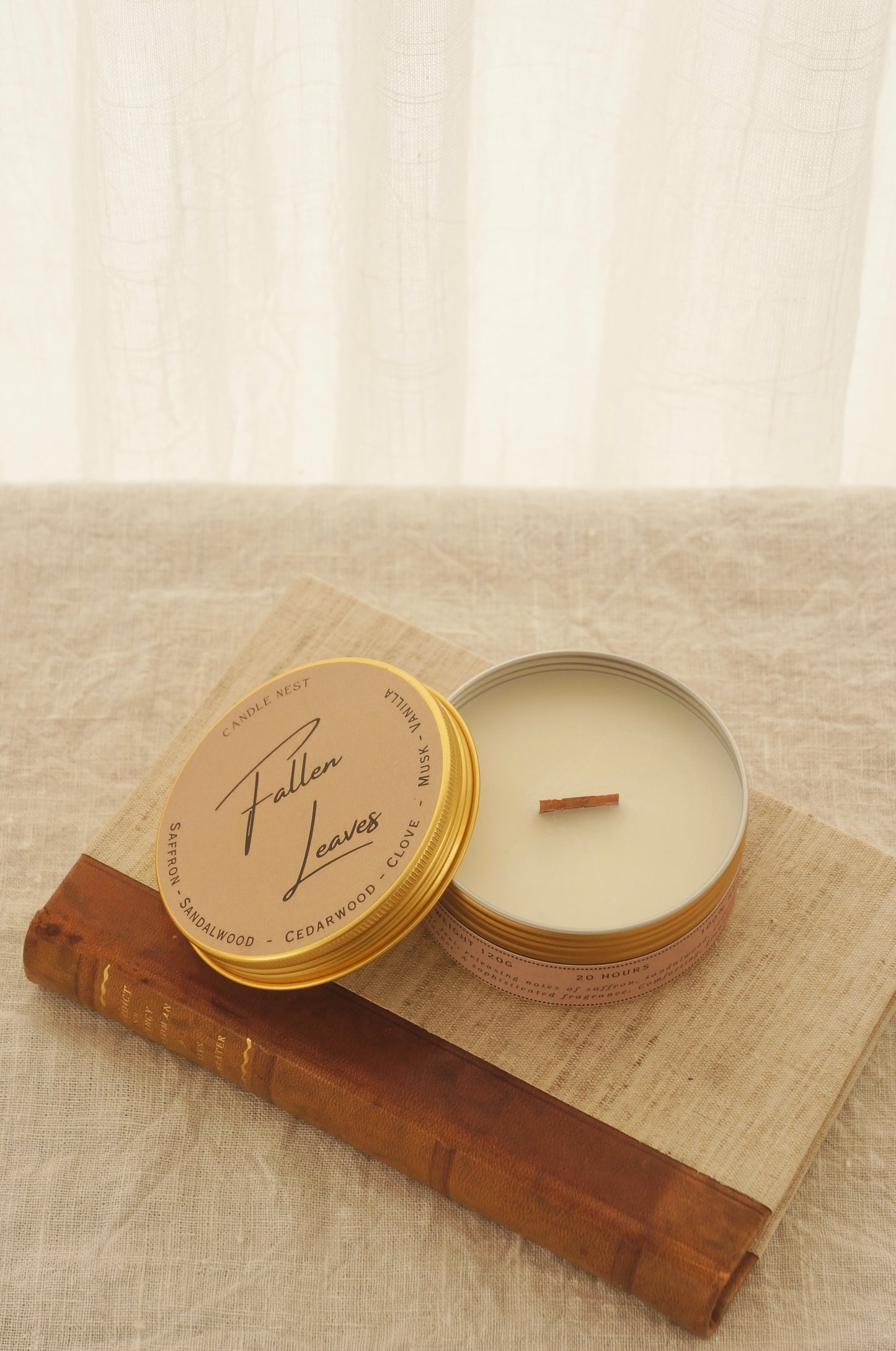 Fallen leaves (Sandelträ - Kryddnejlika - Mysk - Vanilj)