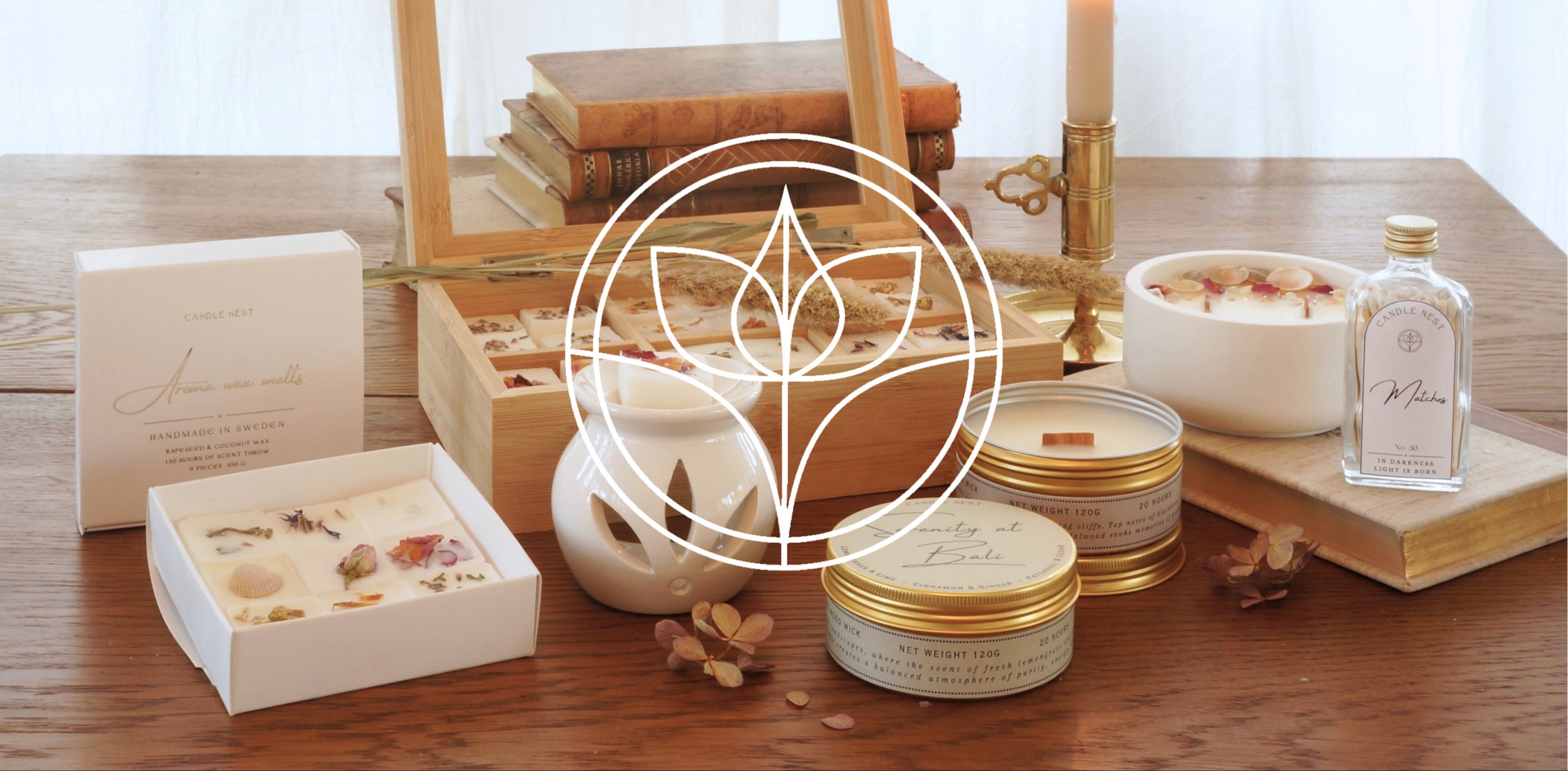 Produkter från Candle Nest står samlade på bord. Ljuset är mjukt, inbjudande och känslan är lätt romantisk. 