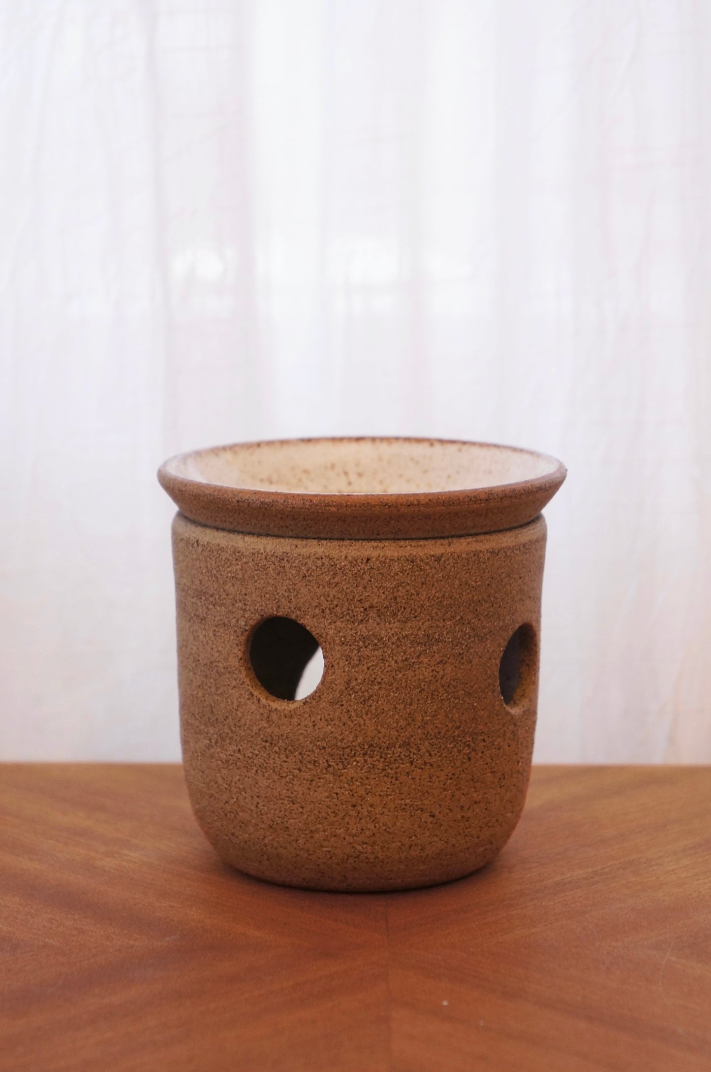 Cillas handgjorda aromalampa med rund form och djup skål, i vit glasyr och grå keramik med matt rustik finish, närbild.