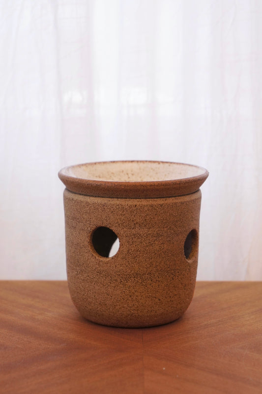 Cillas handgjorda aromalampa med rund form och djup skål, i vit glasyr och grå keramik med matt rustik finish, närbild.