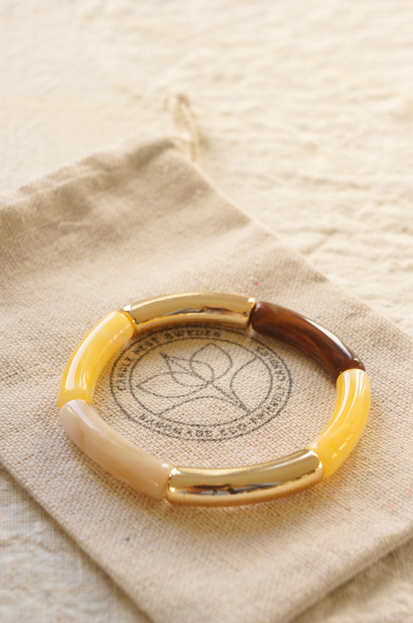 Comporta armband – gula toner & gulddetaljer (Mimosa & Coastal Gold)