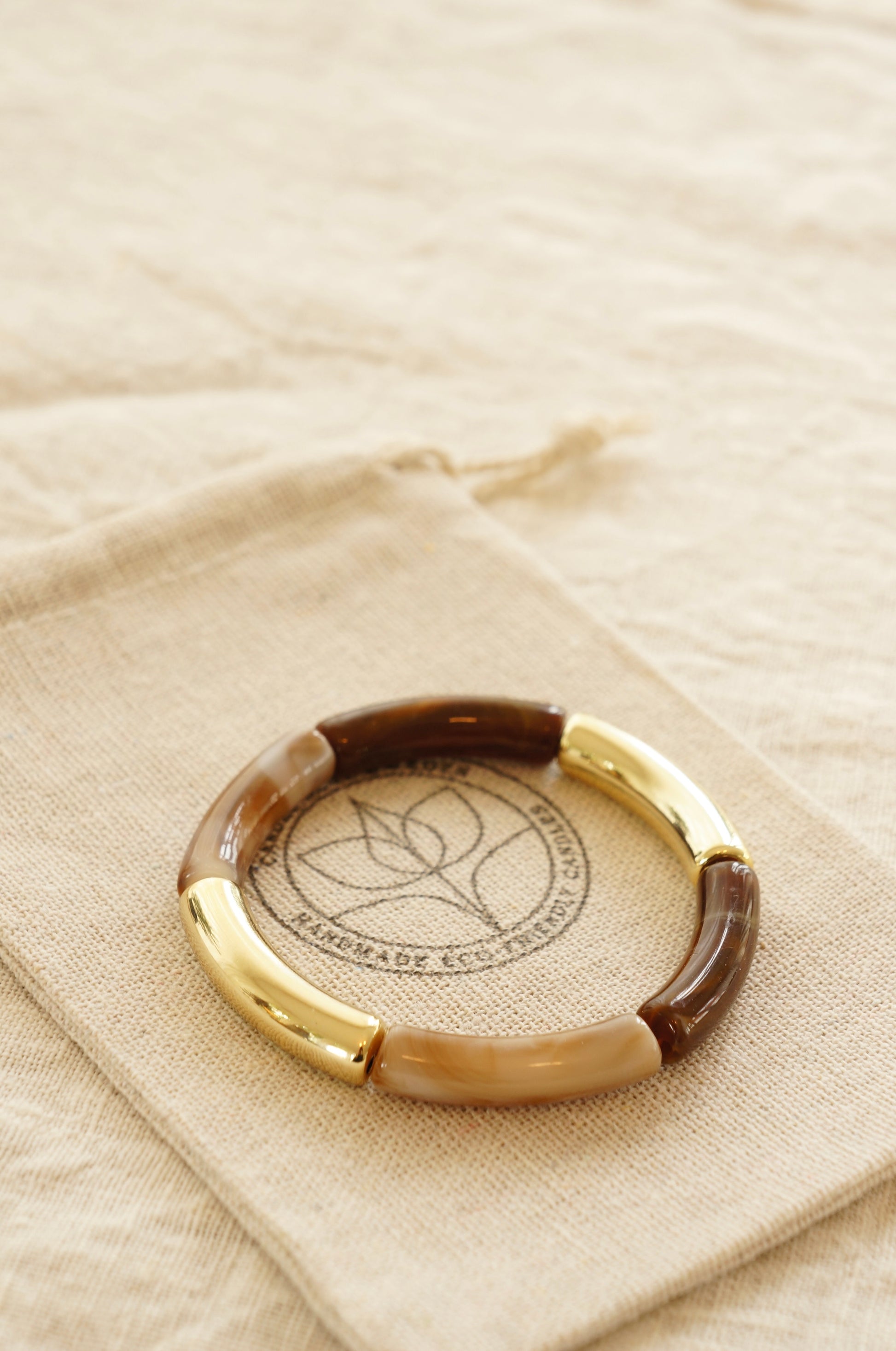 Comporta Collection armband i sea grass och coastal gold liggande platt, detaljer i guld och naturliga toner