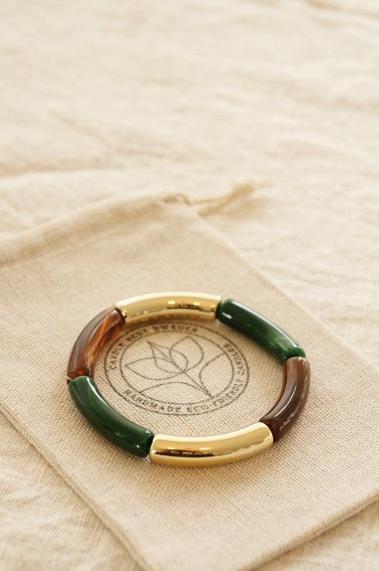 Närbild på Comporta Collection armband i mörkt havsglas med sofistikerade gulddetaljer och textur