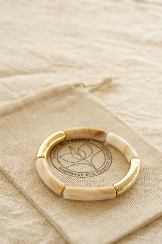 Bild av Comporta Collection armband med seashells och coastal gold, visad mot ljus bakgrund