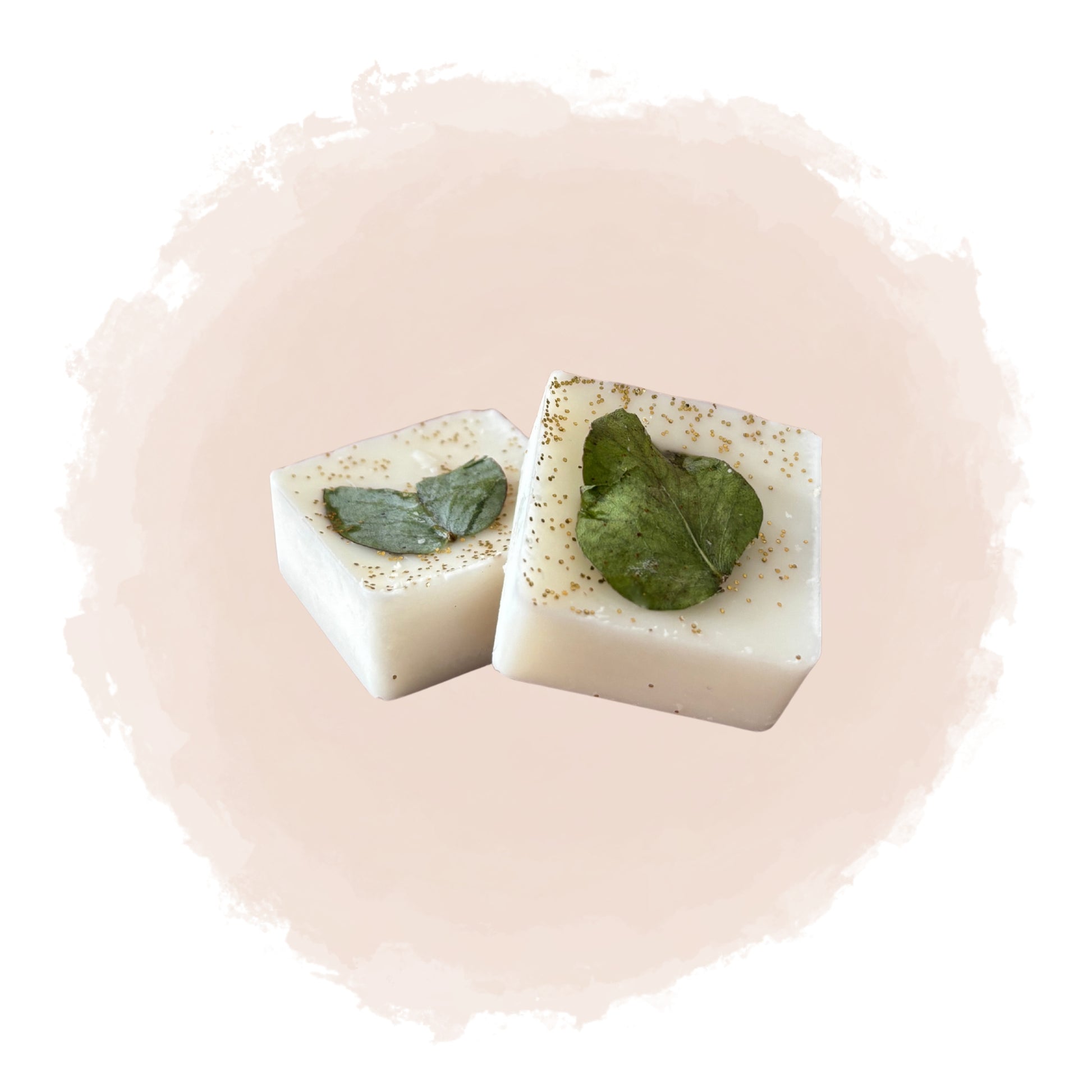 Kubisk doftprov med torkade gröna löv och guldflingor inbäddade i vitt vax