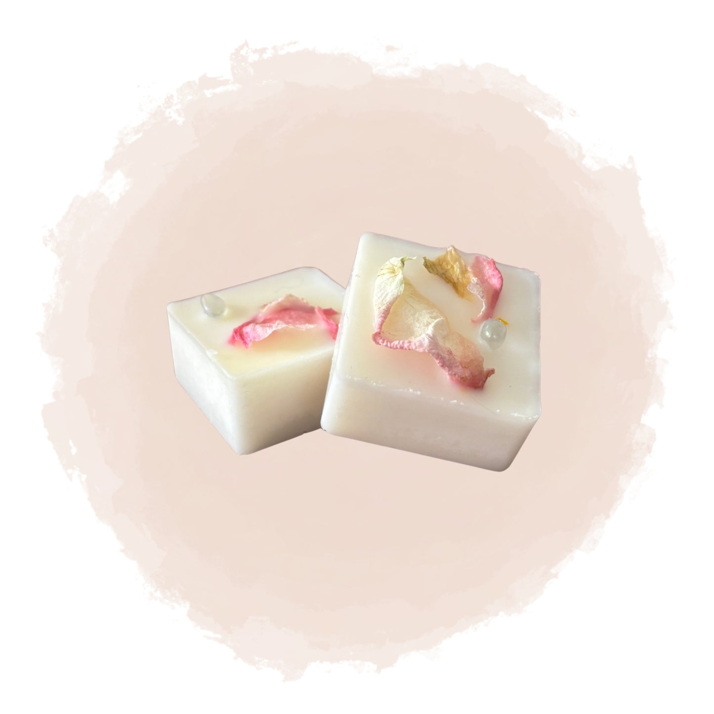 Kubisk doftprov med torkade rosa kronblad inbäddade i vitt vax